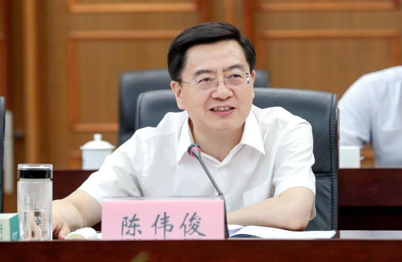 市委书记陈伟俊在会上强调,要深化"三服务"活动,聚焦企业发展的痛点