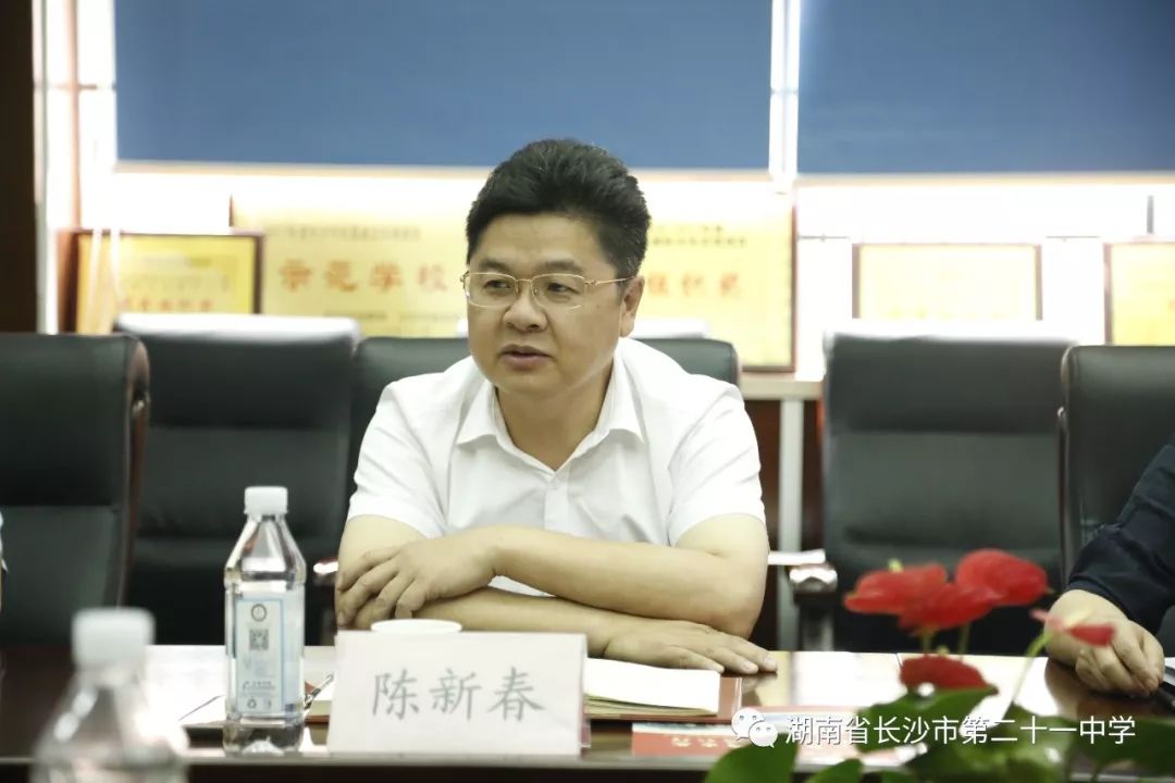 彭安生校长,叶丽芬书记在讲话中谈到:伦教中学提出的"办一所高品位,有