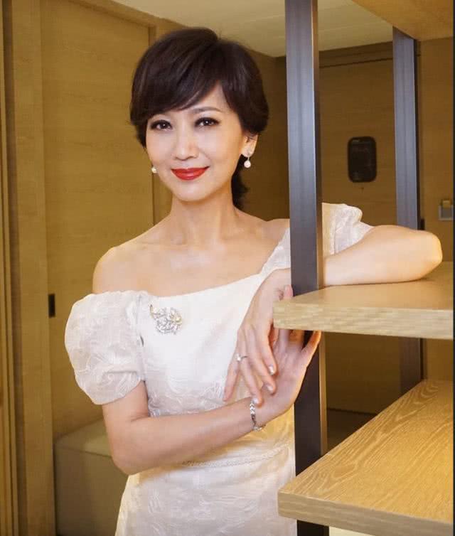 63歲劉曉慶64歲趙雅芝女神不老70歲的她一出場才是真凍齡