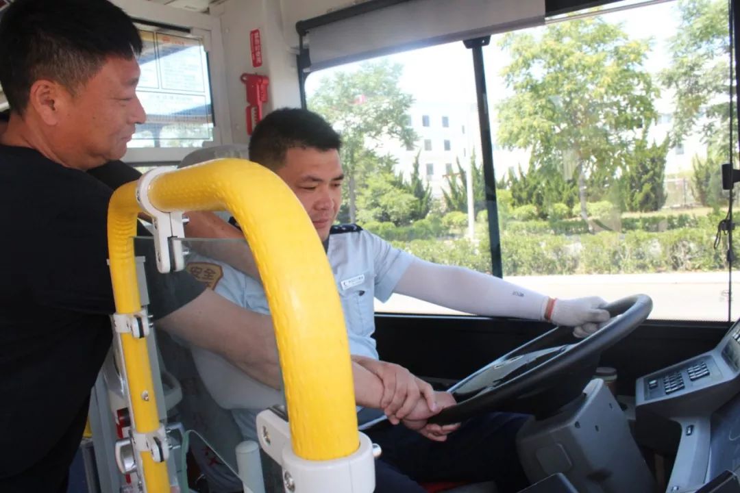 "抢夺方向盘,拿下!" 红岛巴士第一分公司开展公交防恐演练