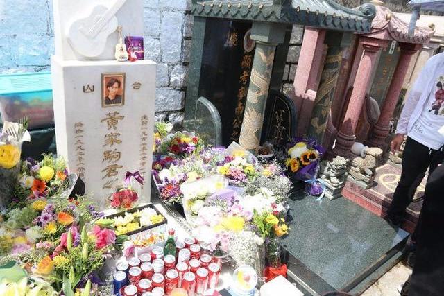 黃家駒墓前堆滿了鮮花,祭品,即使過去26年誰都不曾遺忘這個人