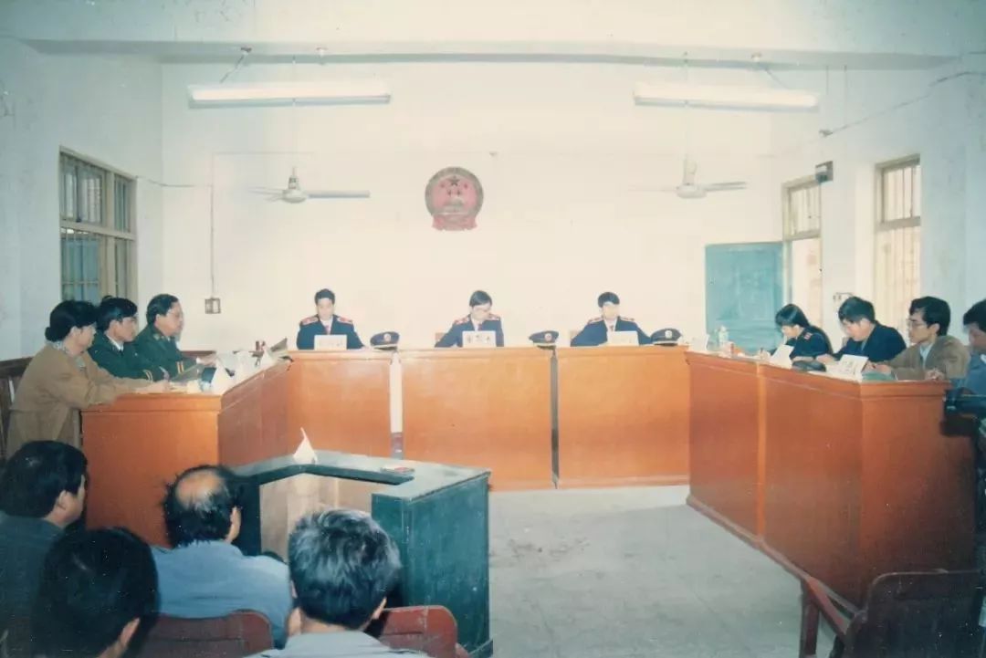 年代到二十一世纪初柳南法院旧址大门△1985年柳南法院建院初期审判