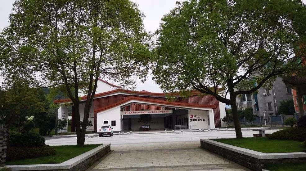 "廿里镇考察团随后来到"王冕故里"枫桥镇栎桥村廉政教育基地参观学习