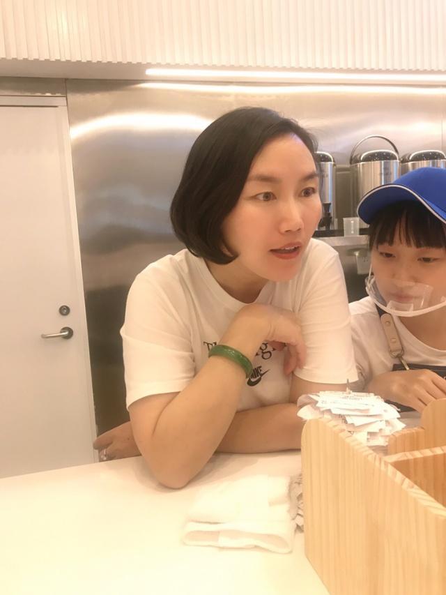 王俊凯吸金能力强为何要开奶茶店?看完小凯父母穿搭,多少明白点_妈妈