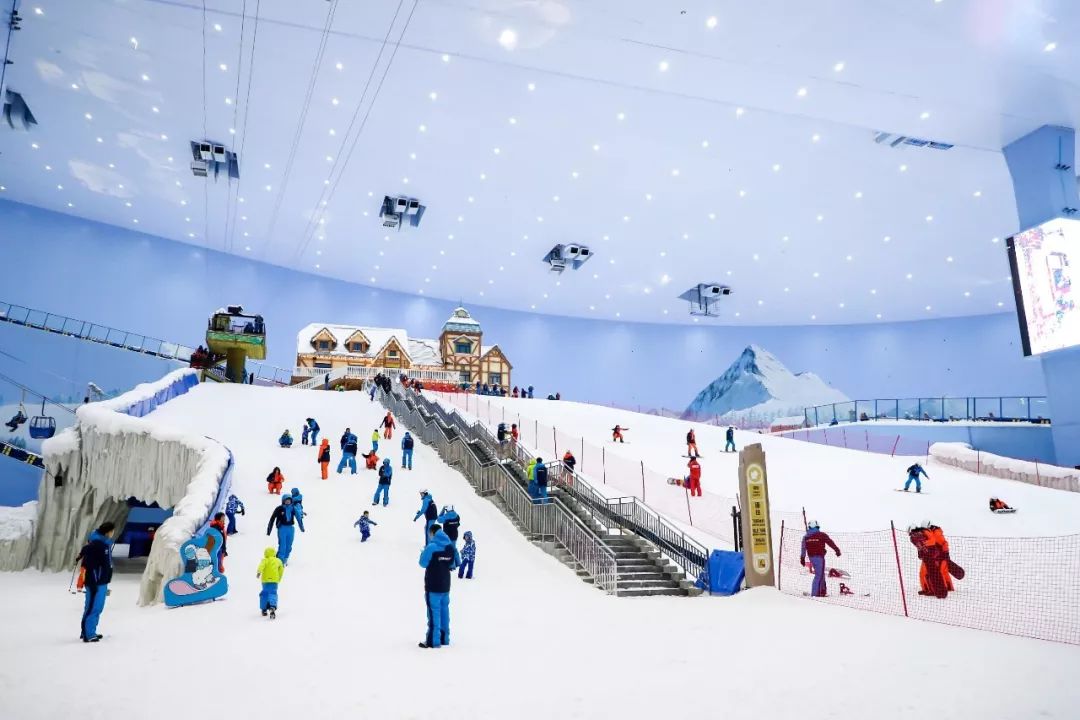 助力滑雪运动纵深发展三地融创滑雪学校正式开学