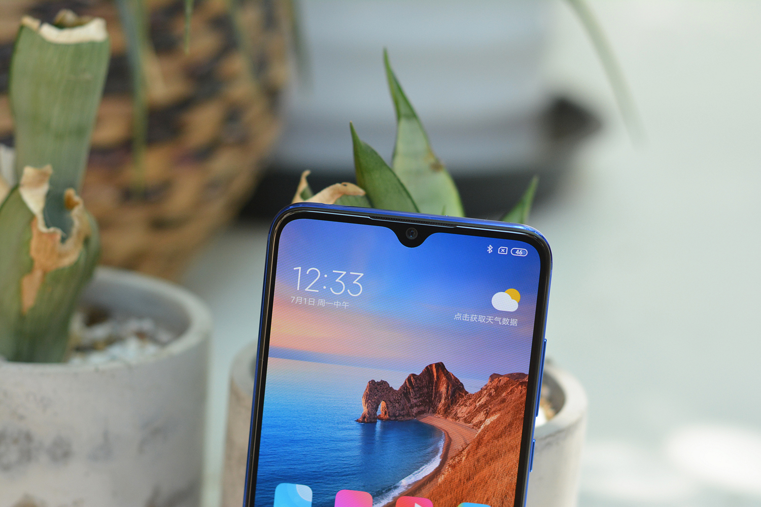 整体而言,小米cc9正面屏幕设计跟小米9几乎一致,只是部分硬件设计略有