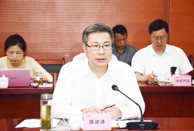 7月1日下午,市长陈冰冰到安庆石化公司调研并主持召开座谈会.