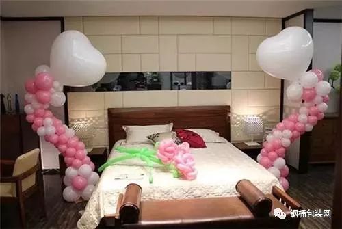 接婚前一天的晚上,男方要请几个没结婚的小伙子在新房里"暖床",据说是