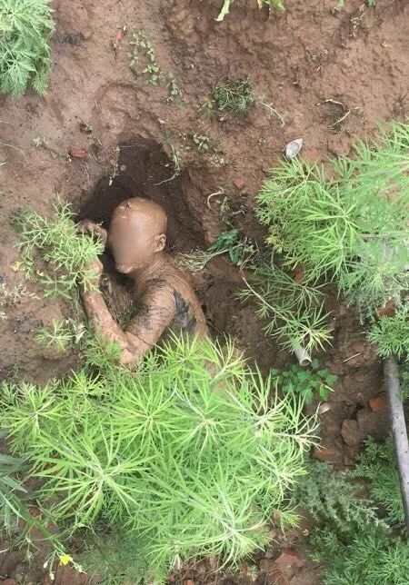 偷来的车开翻 "戏精"索性装成泥巴人