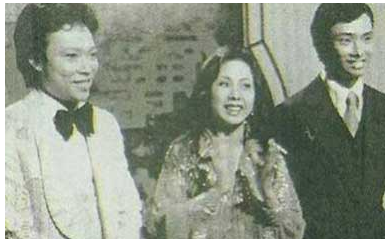 费玉清费玉清(左一)和两个弟弟,以及母亲合影张菲和费玉清的姐姐