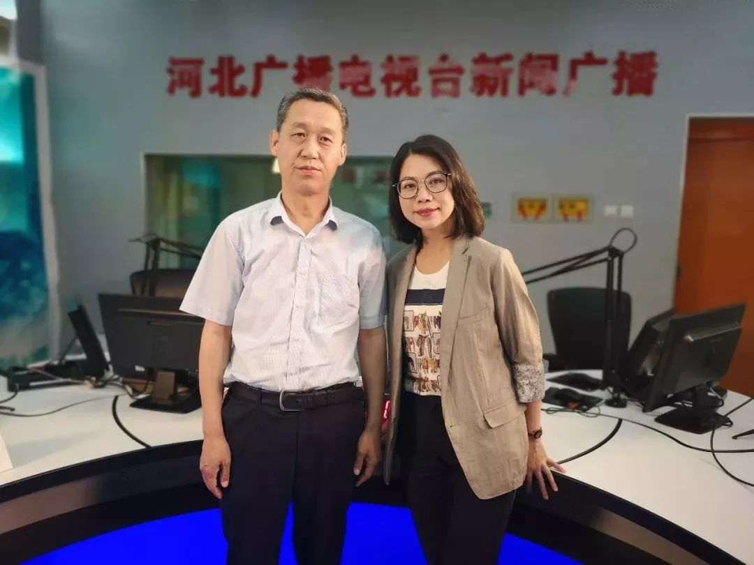 河北正定中学校长周庆,校长助理崔海龙做客直播间,图片从左到右依次为