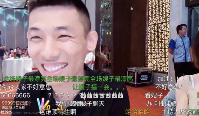旭旭宝宝参加朋友婚礼与伴娘合影时一个动作暴露人品