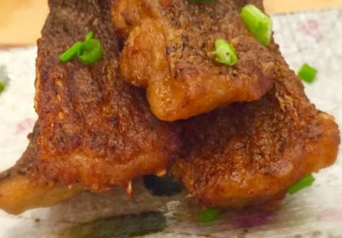 女子吃野生鲫鱼被卡喉咙医生教了她一招后来她连鱼刺都吃了