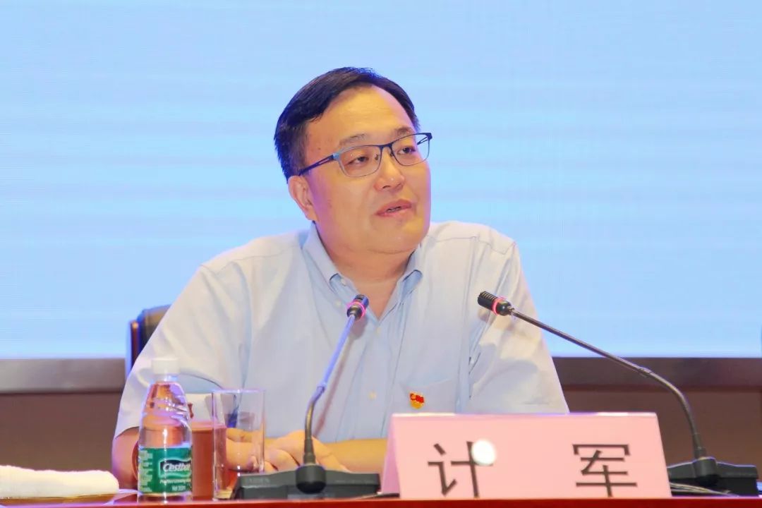 会上,市委常委,临港开发区管委会主任计军作了题为《坚定信心,政企