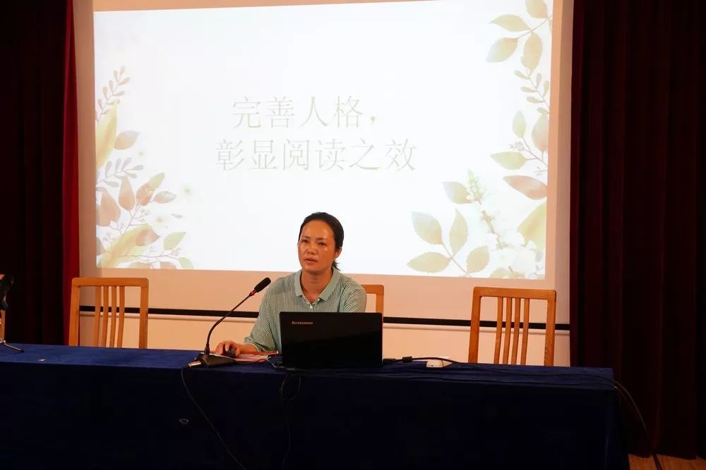 蒋小兰副校长以《阅读,向青草更青处漫溯》为题分享了自己的阅读收获