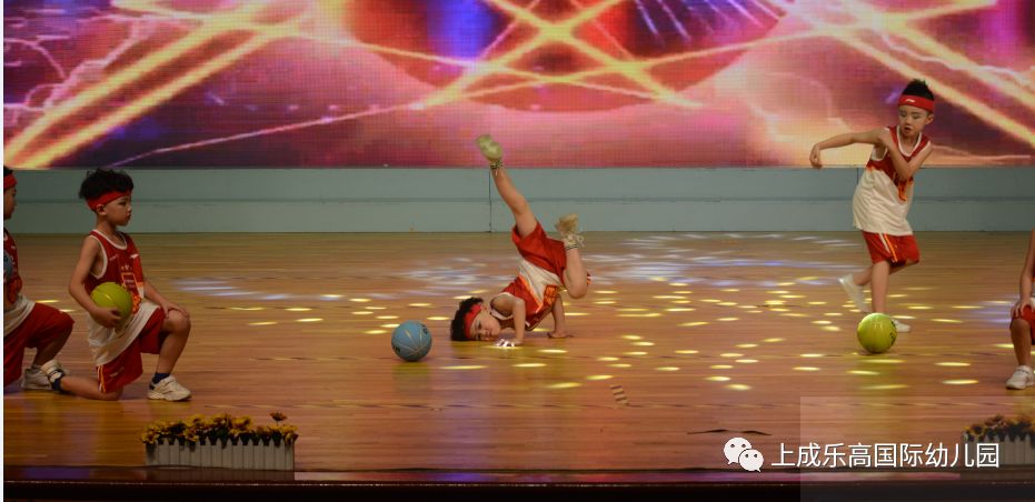 小小三班舞蹈《i am gummy bear》小朋友们你们喜欢小熊吗?