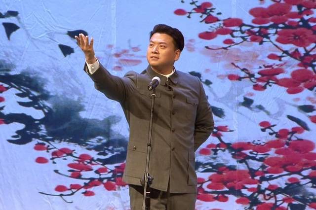 接着下来,有上海京剧院著名钢琴家蔡正宏先生演奏,由徐汇燕萍京剧团的