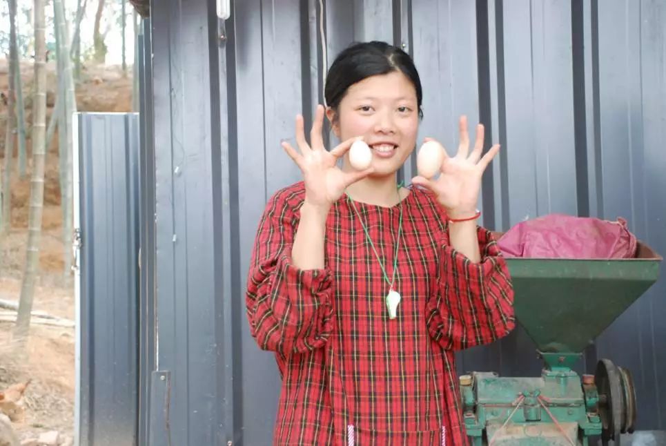 90后退伍女兵返乡创业成"鸡司令"……你们优秀的学姐又来咯~_张雅静