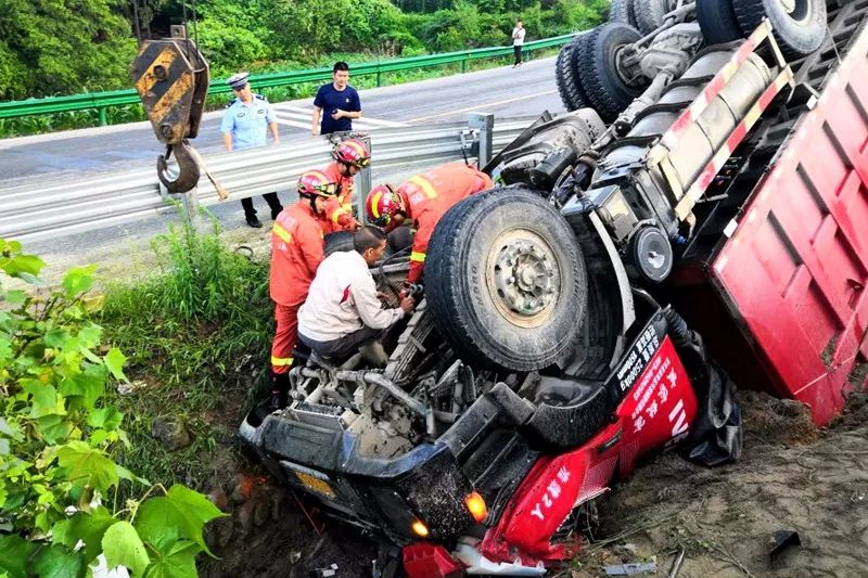 【视频】广元剑阁境内一货车刹车失灵酿惨祸,3人受伤严重