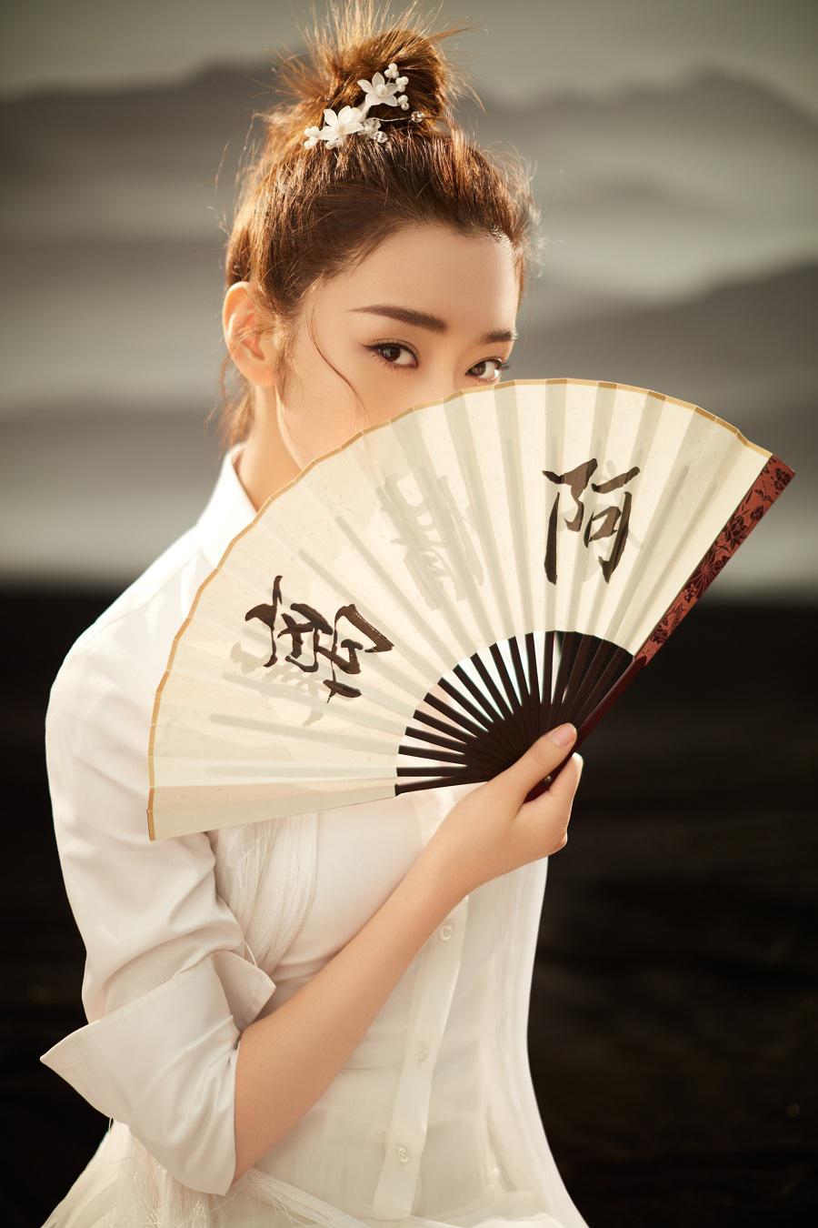 原创宣璐手拿折扇拍古风大片白色长裙轻纱斗笠仗剑江湖