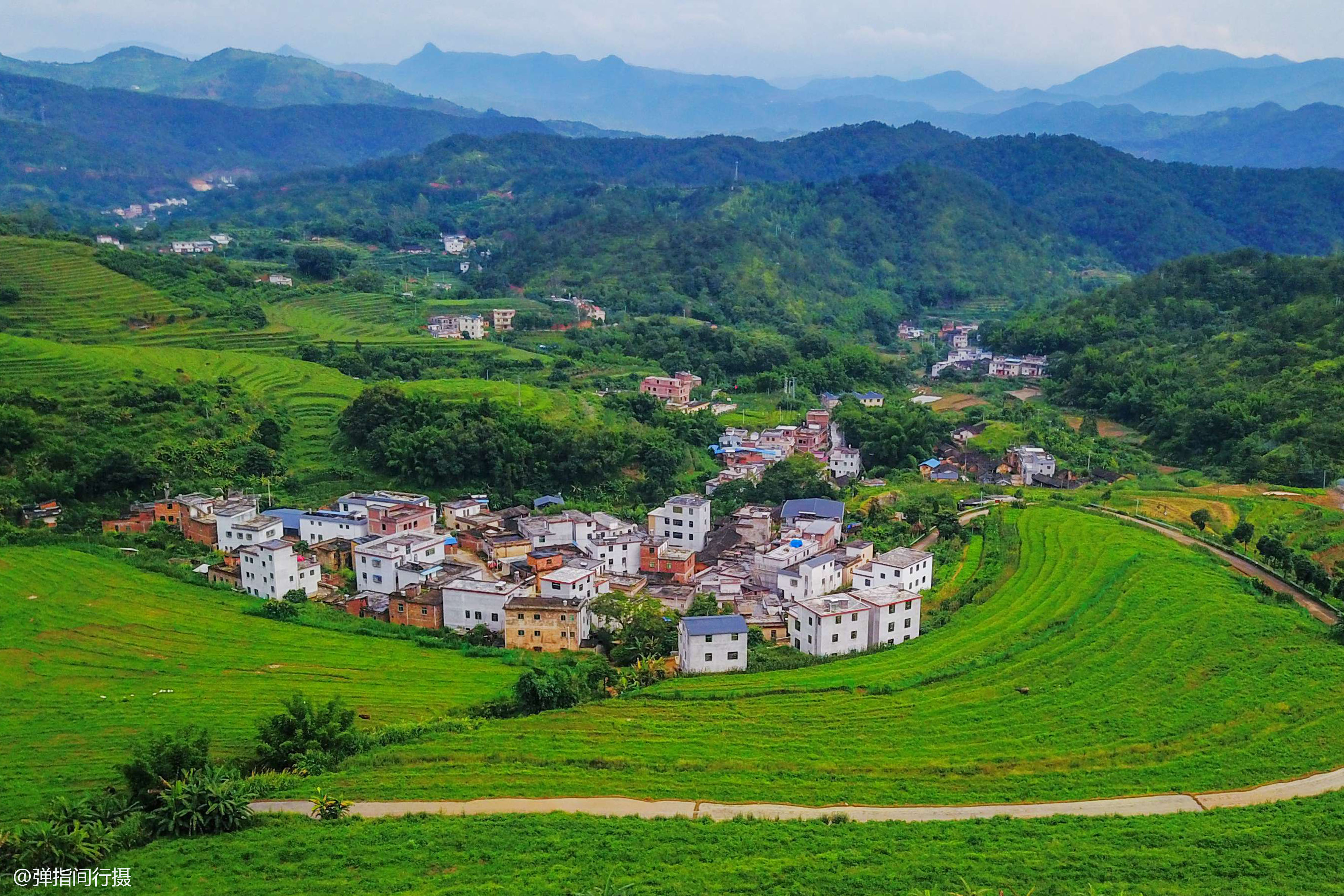 位于广东省梅州市大埔县大东镇坪山村的坪山梯田,远离城市喧嚣,自然