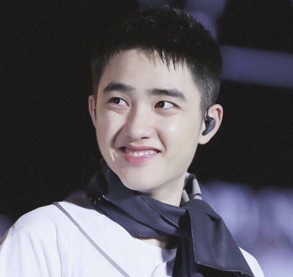 张艺兴送都暻秀入伍,大合照摸头杀,团魂在线