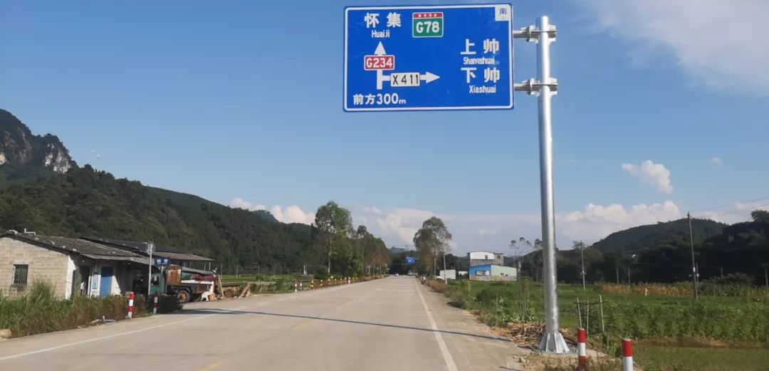 清远市公路事务中心根据前期路域整治实施相关标志的情况进行查漏补缺