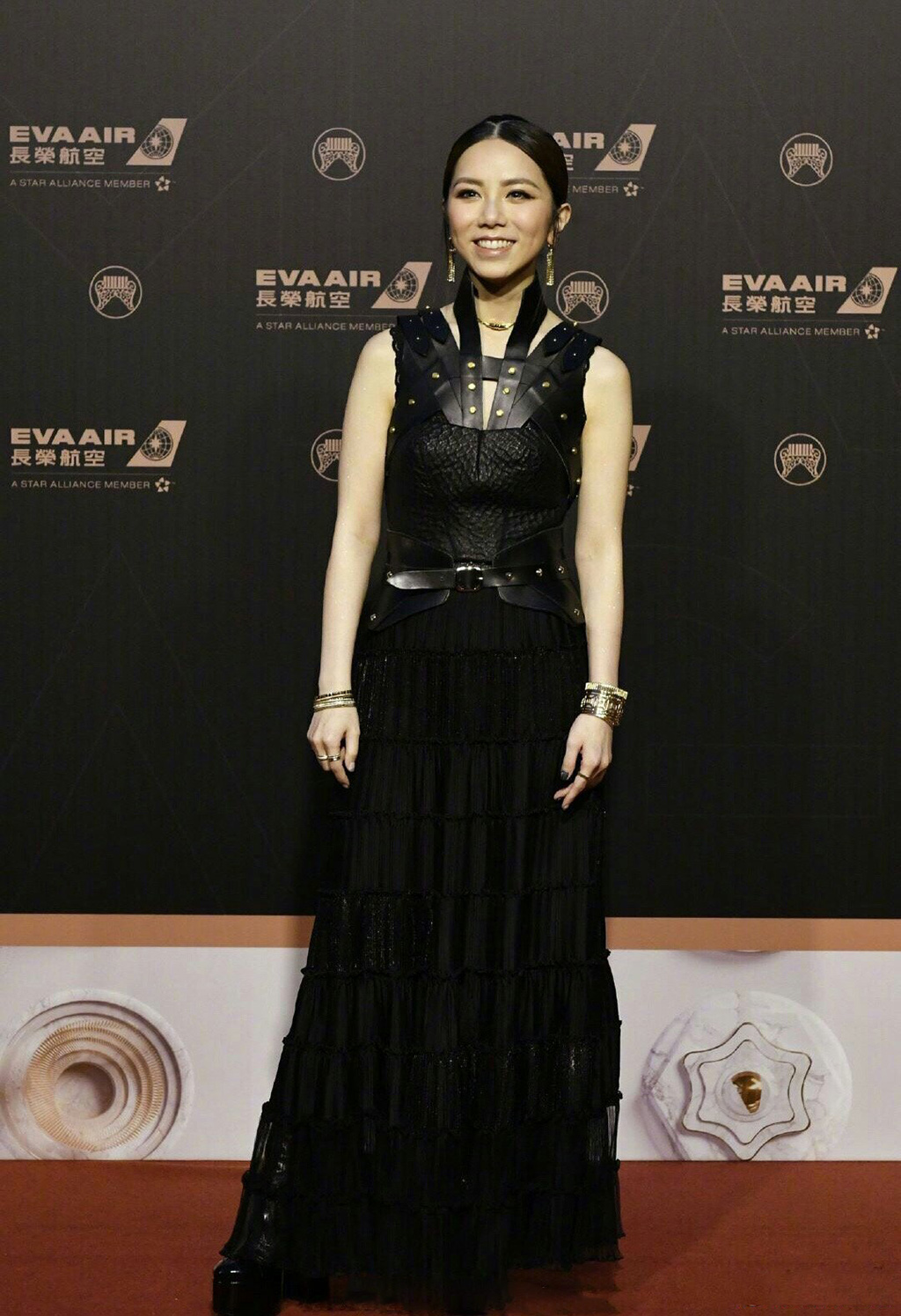 邓紫棋穿10万皮衣亮相搭中分油头编发被赞红毯第一美