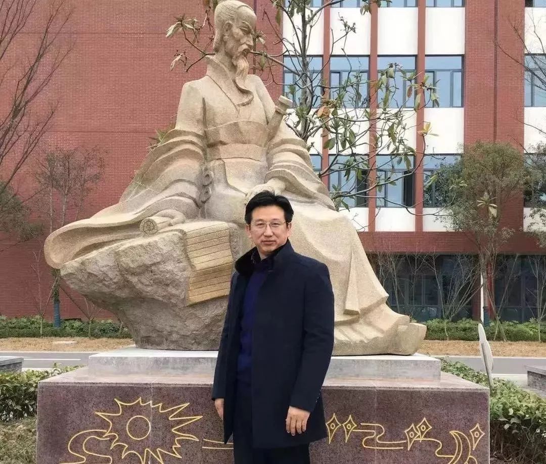 次对第十届师德标兵荣誉称号获得者机械与动力学院吴海华老师进行介绍