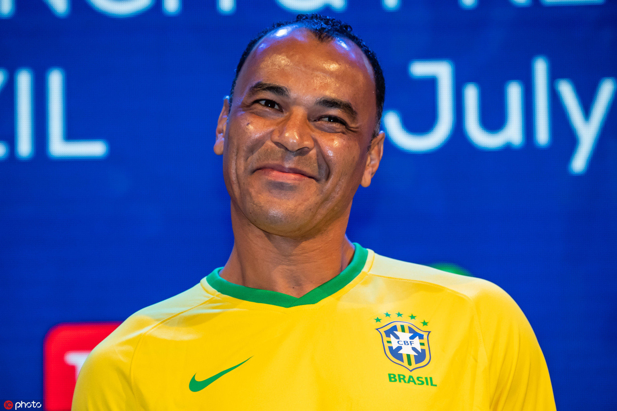 1/ 12 在2019年巴西美洲杯比赛如火如荼之际,巴西传奇后卫卡福现身