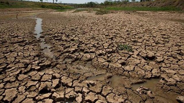 原创印度女星晒游泳照遭网友声讨被迫删图百姓喝不上水你还在玩水