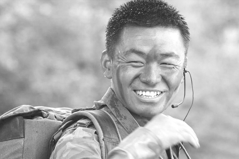 王宝强被马蓉出轨绿帽直至现在宝强母亲奔丧现场露新女友