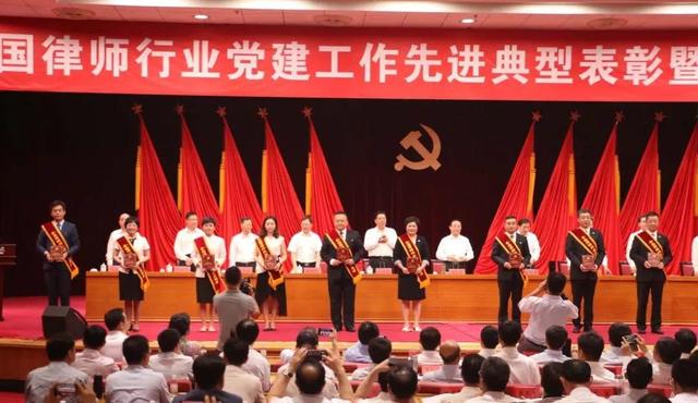 人美心善的深圳律师李荣花获全国律师行业优秀党员律师称号