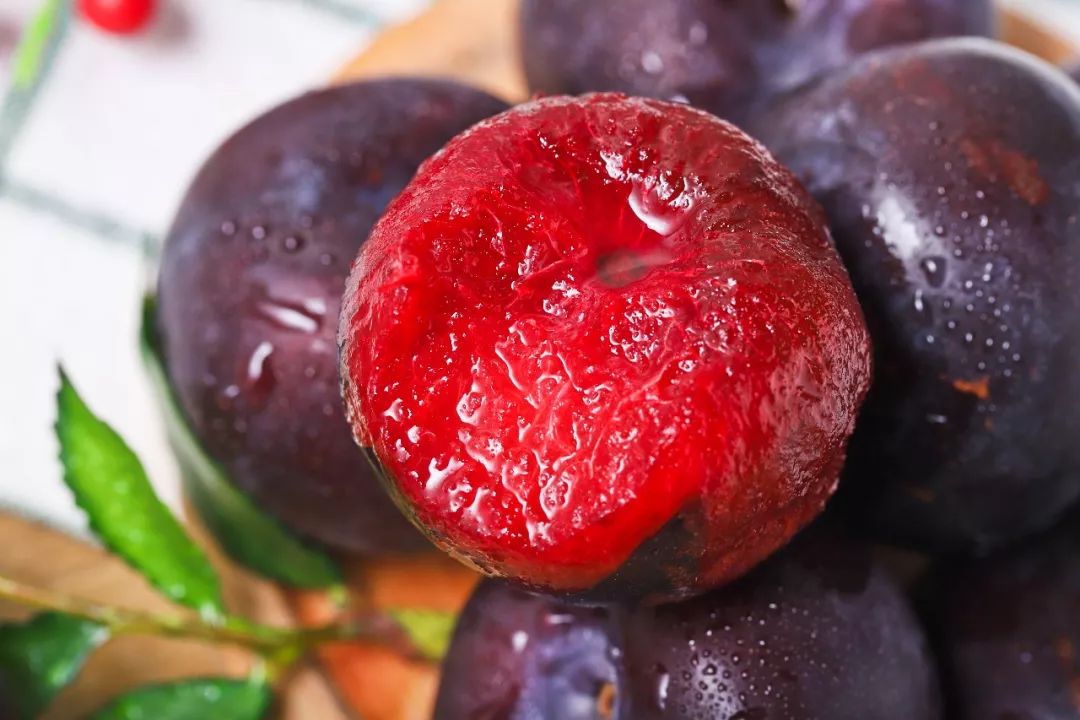浓郁香滑玫瑰李爆汁蜜甜比美国进口便宜一半新鲜采摘