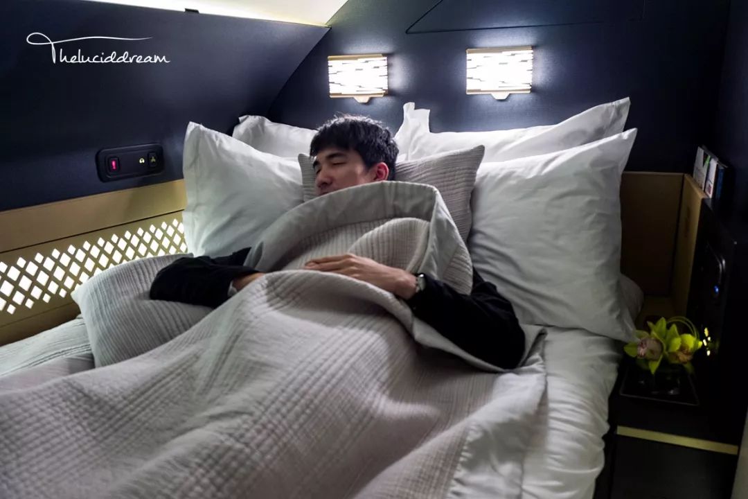 十年时间,我睡遍了所有空中客车a380客机上的床_头等舱