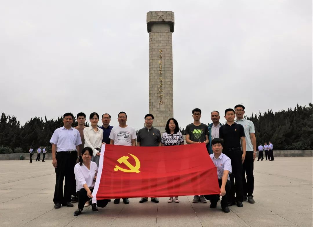 在莊嚴肅穆的烈士陵園紀念碑前,各單位向安峰山革命先烈敬獻花圈,重溫