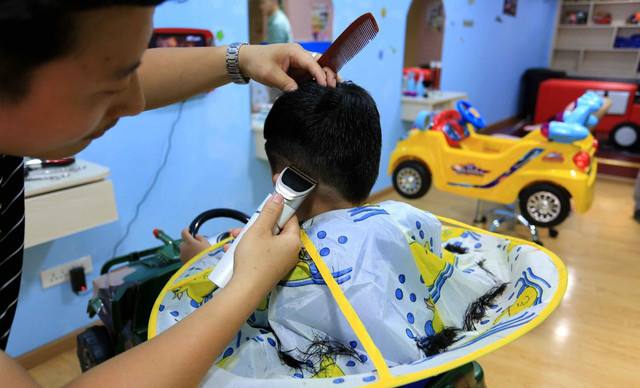 经常剃头可以帮助头发变多别给宝宝乱剃头以免头皮发炎