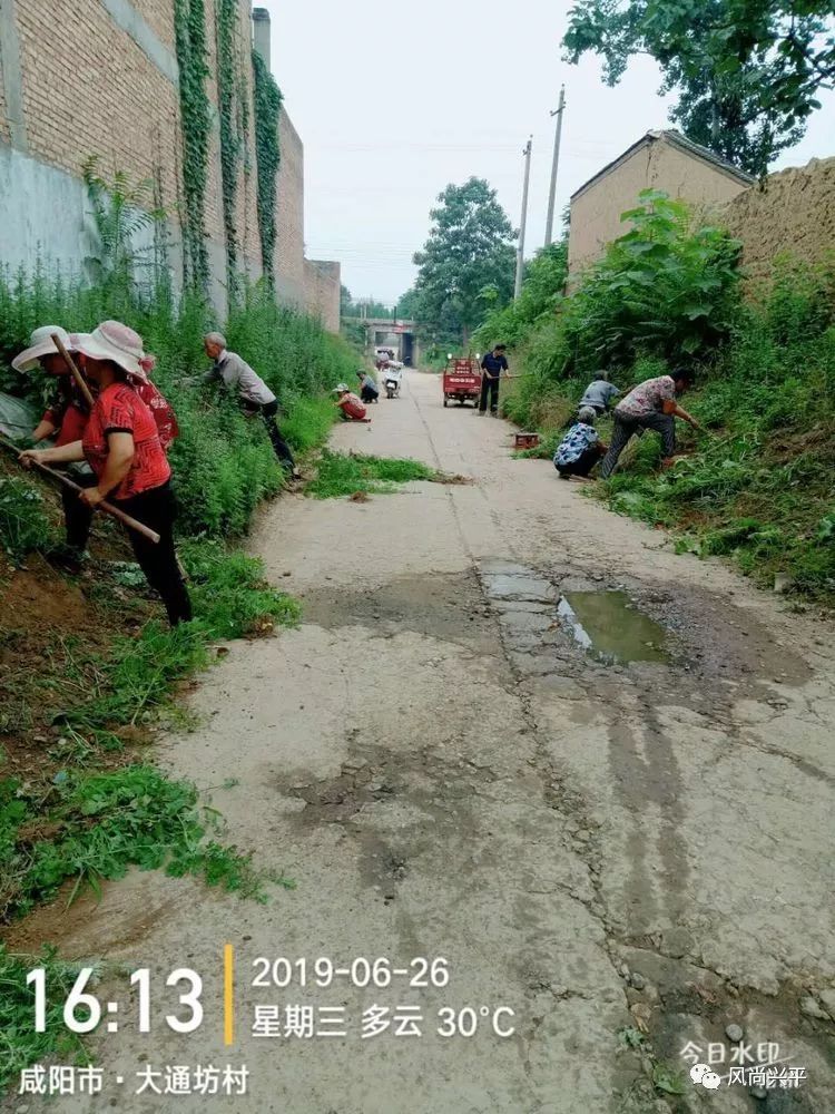 何耳村清理解马路路沿及村内柴草.张耳村解马路铲除杂草,清理垃圾.