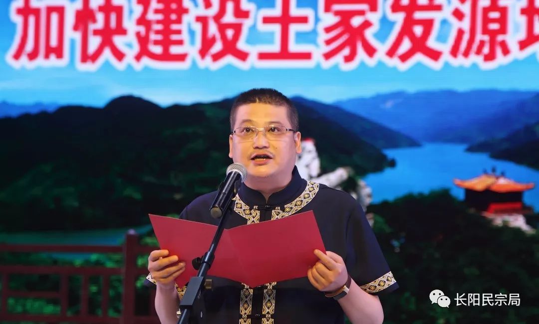 王丹萍老师领衔武汉歌舞剧院艺术家唱响长阳献礼华诞