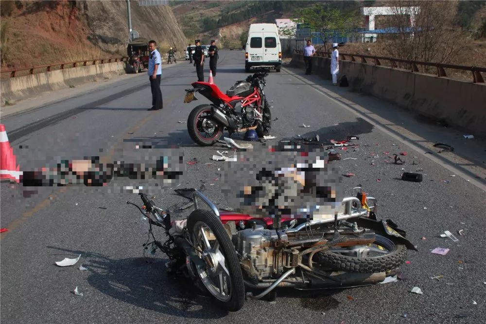 提醒摩托骑士们这两个惨烈的车祸现场你敢看吗