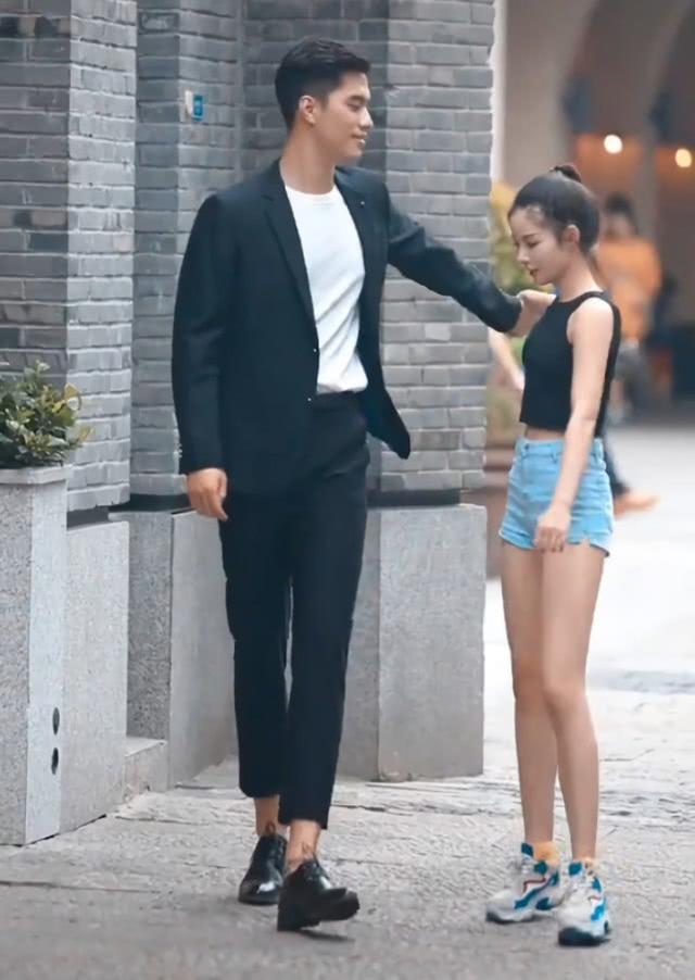最萌30cm身高差牵手体重差了2倍仅因一点腿长意外一样