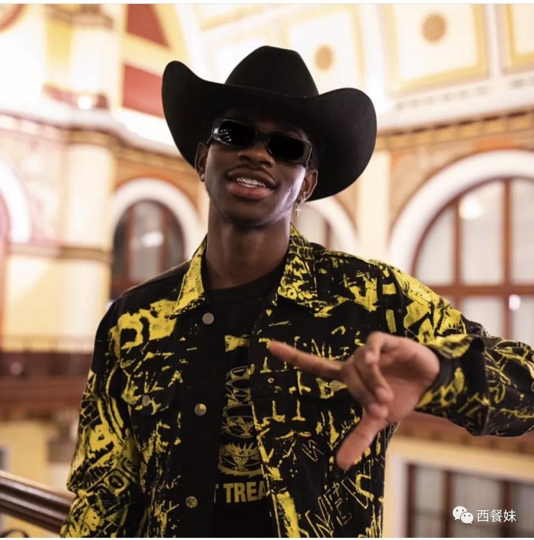 歌曲连冠12周20岁就火爆全球的当红炸子鸡lilnasx公开出柜