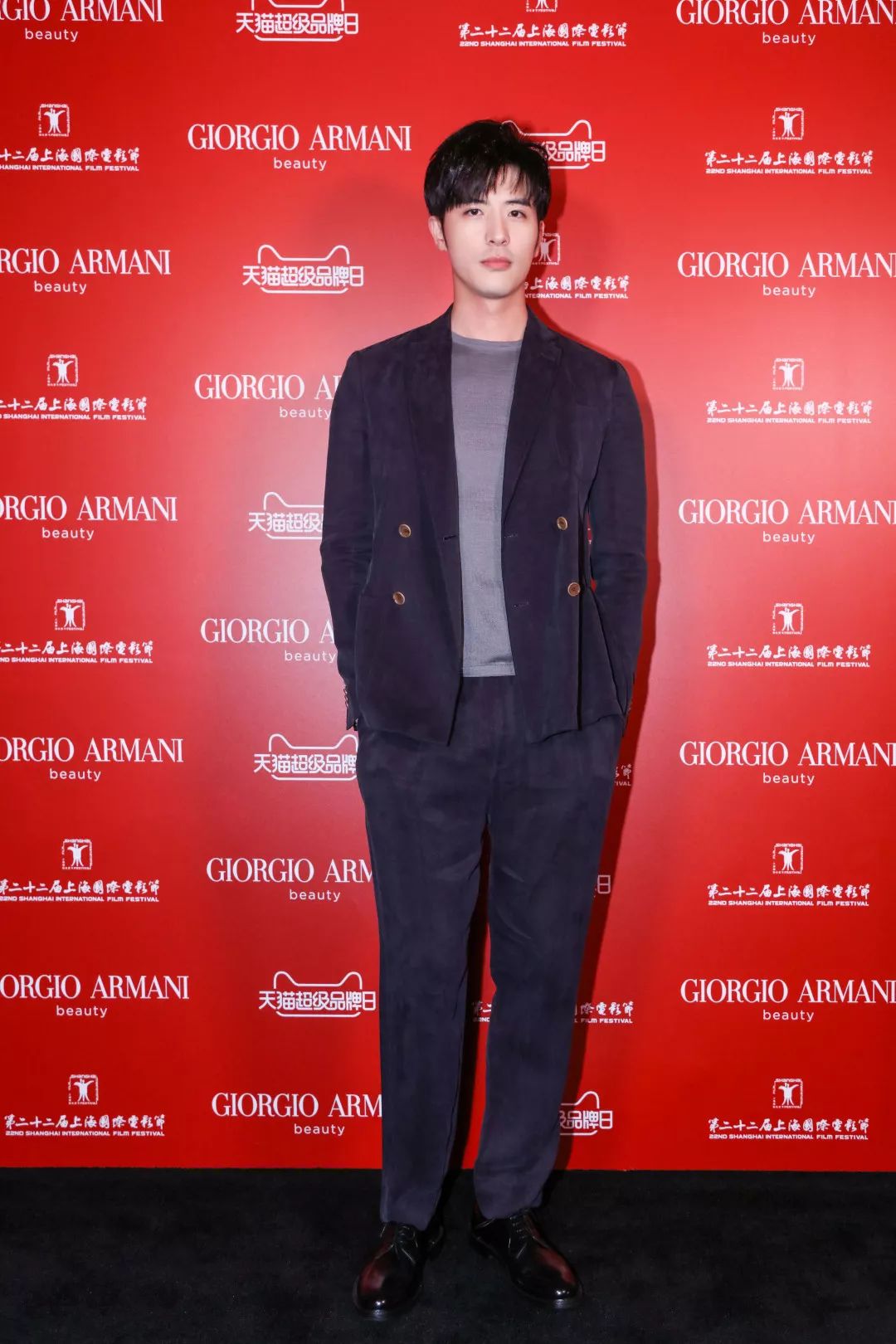 徐开骋身着 giorgio armani2019春夏单排扣枪驳领休闲套装王冠逸身着