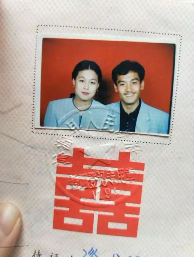 妈你要是被我爸绑架就眨眨眼睛网友晒出爸妈结婚照笑抽了