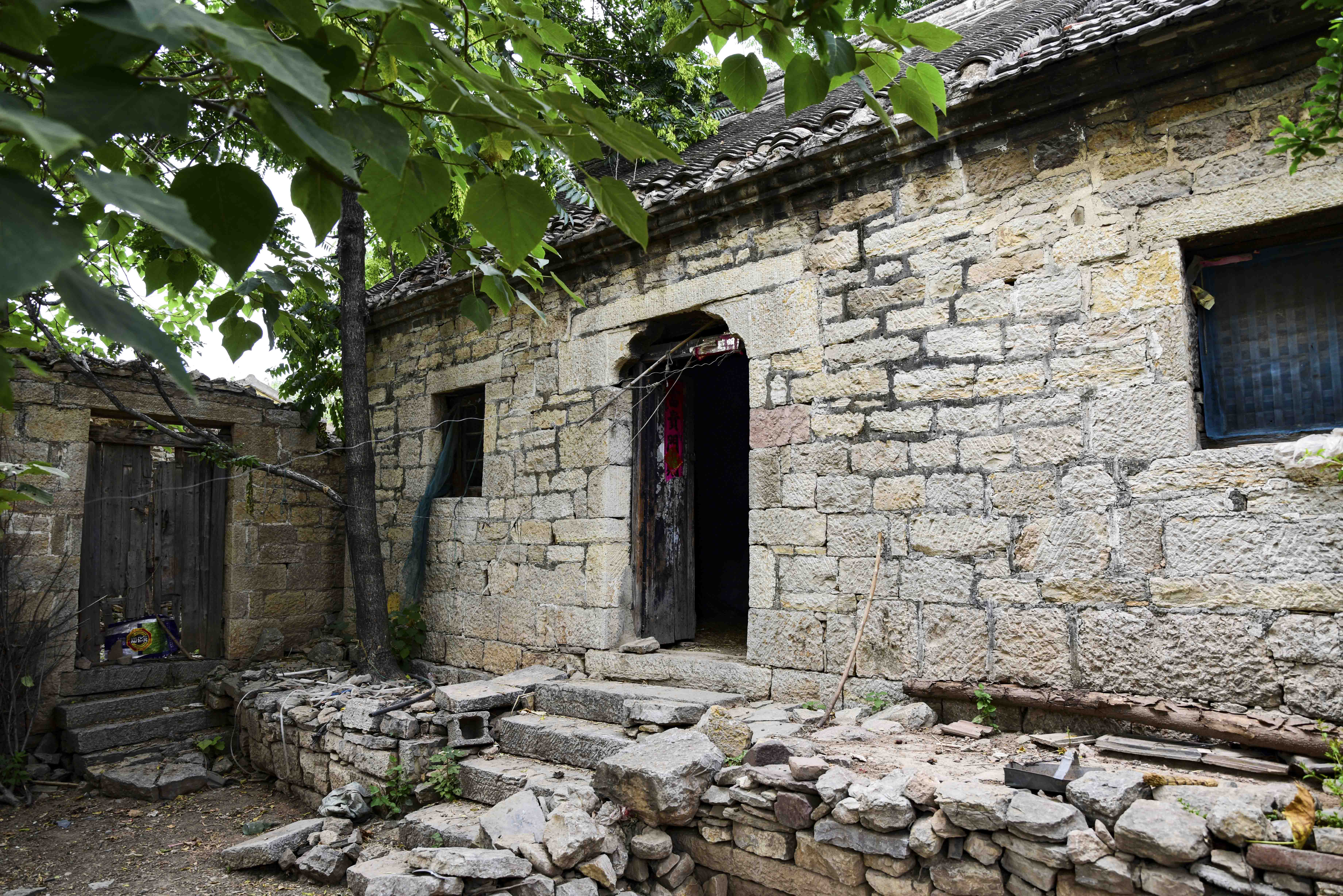 行走在徐州茅村镇梁山村,探访400年古民居,刘家大院有后人居住