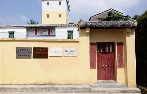 肆地址:恩平市牛江镇杏圃村冯如故居位于牛江镇杏圃村,故居建于清代