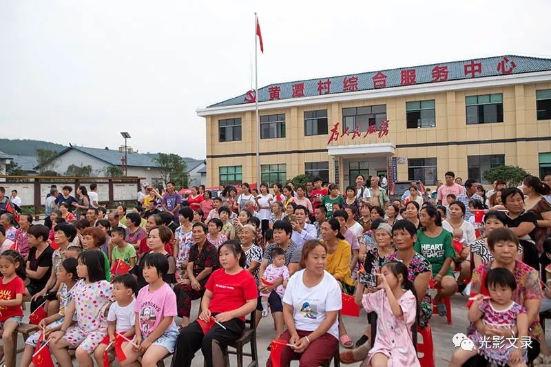 我和我的祖國》歌聲響徹在漵浦縣橋江鎮黃潭村新建的村級活動中心上空