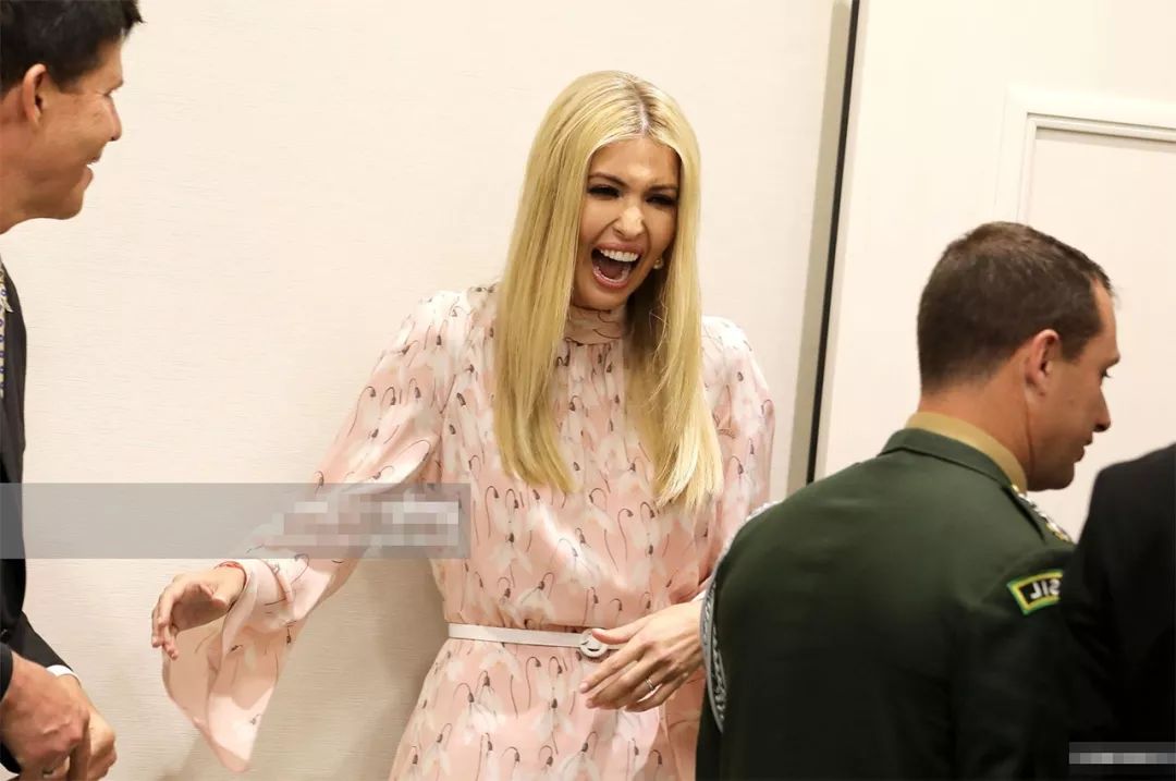 原创37岁伊万卡有老爸特朗普支持在韩国风采无限与军人拥抱真豪迈