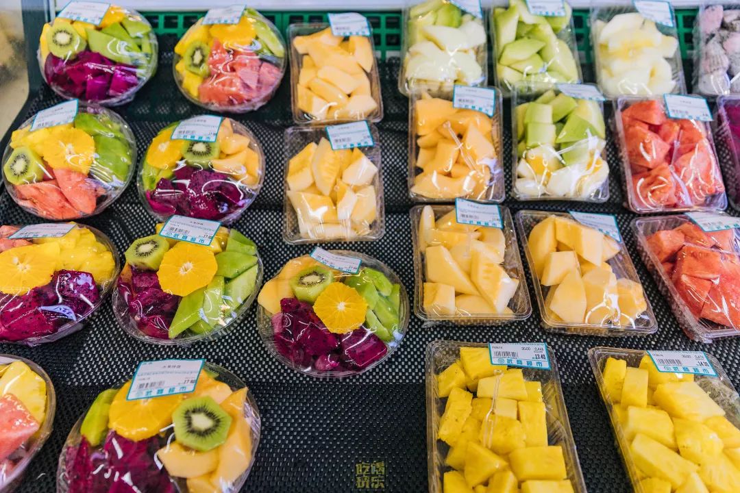 而且超市的人流量比较大, 很多水果我晚上再去看的时候,基本就卖完了.