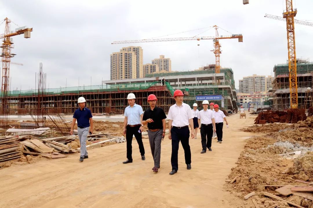县委书记朱亚明视察宾阳亿联,关怀项目进展.